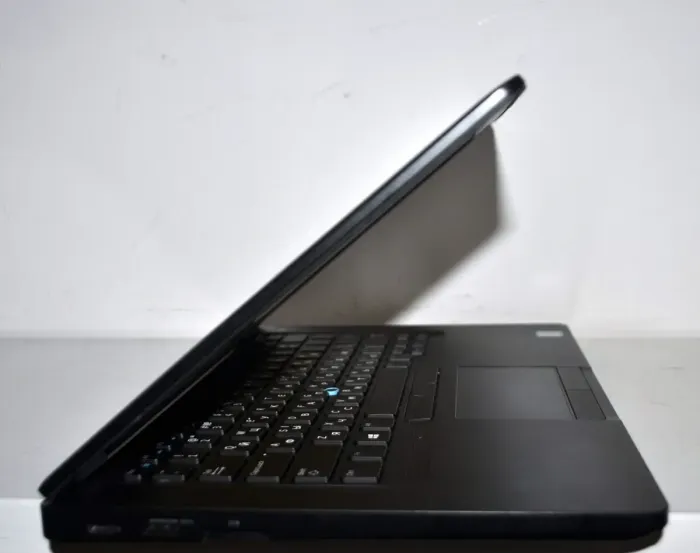 Ультрабук Б-клас Dell Latitude 5490 / 14" (1920x1080) IPS / Intel Core i5-8250U (4 (8) ядра по 1.6 - 3.4 GHz) / 16 GB DDR4 / 512 GB SSD / Intel HD Graphics 620 / WebCam / Windows 11 Pro б/в - зображення 4