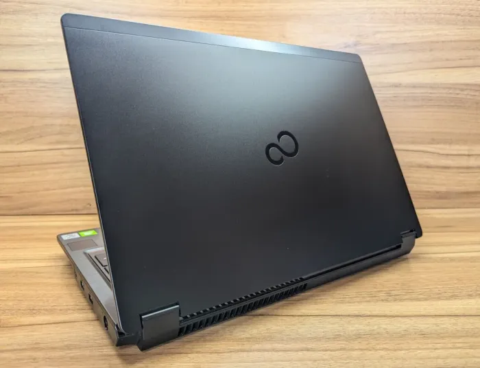 Ноутбук Fujitsu Celsius H7510 / 15.6" (1920x1080) IPS / Intel Core i7-10850H (6 (12) ядер по 2.7 - 5.1 GHz) / 48 GB DDR4 / 512 GB SSD + 512 GB SSD / nVidia Quadro T1000, 4 GB GDDR6, 128-bit / WebCam / Windows 10 б/в - зображення 6