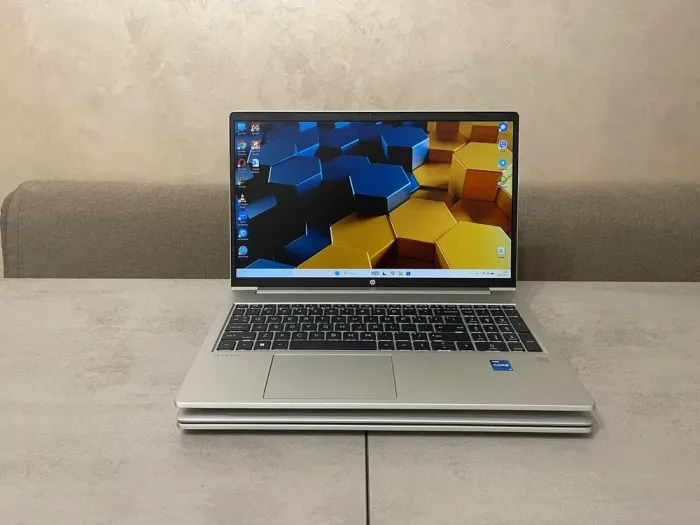 Ультрабук HP ProBook 450 G9 / 15.6" (1920x1080) IPS / Intel Core i5-1235U (10 (12) ядер по 3.3 - 4.4 GHz) / 16 GB DDR4 / 256 GB SSD M.2 / Intel Iris Xe Graphics / WebCam б/в - зображення 2