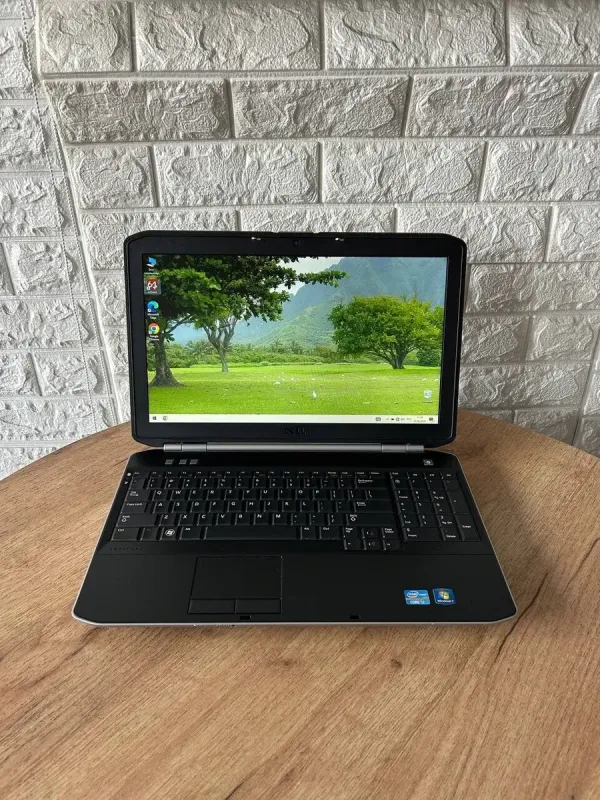 Ноутбук Б-клас Dell Latitude E5520 / 15.6" (1366x768) TN / Intel Core i7-2640M (2 (4) ядра по 2.8 - 3.5 GHz) / 4 GB DDR3 / 500 GB HDD / Intel HD Graphics 3000 / WebCam / DVD-RW б/в - зображення 2