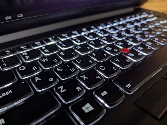 Мобільна робоча станція Lenovo ThinkPad P1 Gen 3 / 14" (1920x1080) IPS / Intel Core i7-10750H (6 (12) ядер по 2,6 - 5,0 ГГц) / 32 ГБ DDR4 / 1000 ГБ SSD / nVidia Quadro T2000 Max-Q, 4 ГБ GDDR5, 128-біт / Веб-камера / Windows 10 б/в - зображення 6