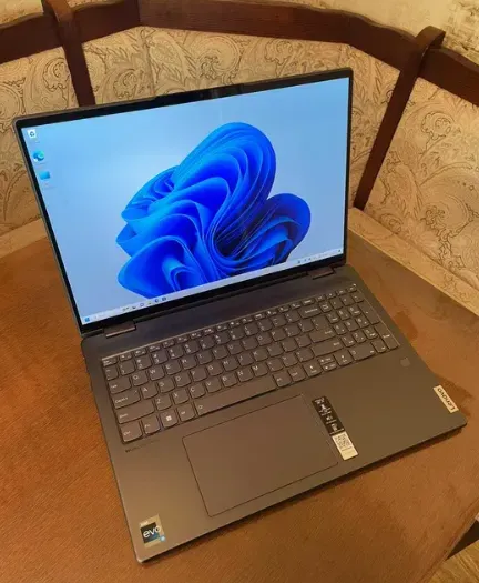 Ноутбук Lenovo Yoga 7 16IAP7 / 16" (2560x1600) IPS Touch / Intel Core i5-1240P (12 (16) ядер по 3.3 - 4.4 GHz) / 8 GB DDR5 / 256 GB SSD / Intel Iris Xe Graphics eligible / WebCam б/в - зображення 2