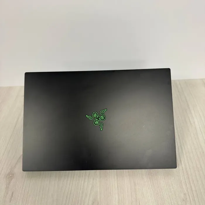 Ігровий ноутбук Razer Blade 15 RZ09-0421 / 15,6" (2560x1440) OLED / Intel Core i9-12900H (14 (20) ядер по 2,5 - 5,0 ГГц) / 16 ГБ DDR5 / 1000 ГБ SSD NVMe / nVidia GeForce RTX 3070 Ti, 8 ГБ GDDR6, 256-біт / WebCam б/в - зображення 3