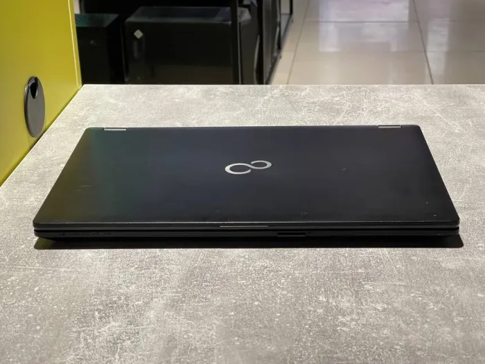 Ультрабук Fujitsu Lifebook E559 / 15.6" (1920x1080) IPS / Intel Core i7-8550U (4 (8) ядра по 1.8 - 4.0 GHz) / 16 GB DDR4 / 240 GB SSD / Intel UHD Graphics 620 / WebCam / 3G б/в - зображення 5