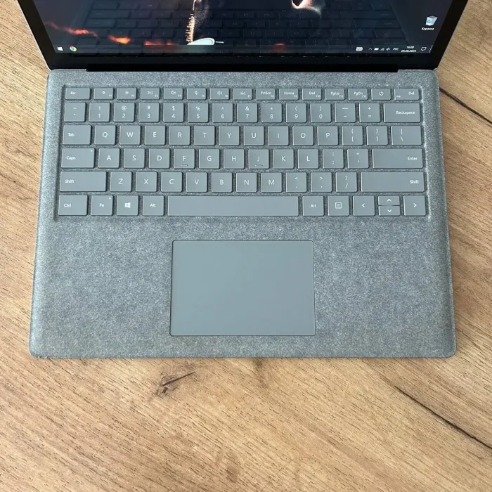 Ультрабук Б-клас Microsoft Surface Laptop / 13.5" (2256x1504) IPS / Intel Core i5-7200U (2 (4) ядра по 2.5 - 3.1 GHz) / 4 GB DDR4 / 256 GB SSD / Intel HD Graphics 620 / WebCam б/в - зображення 7