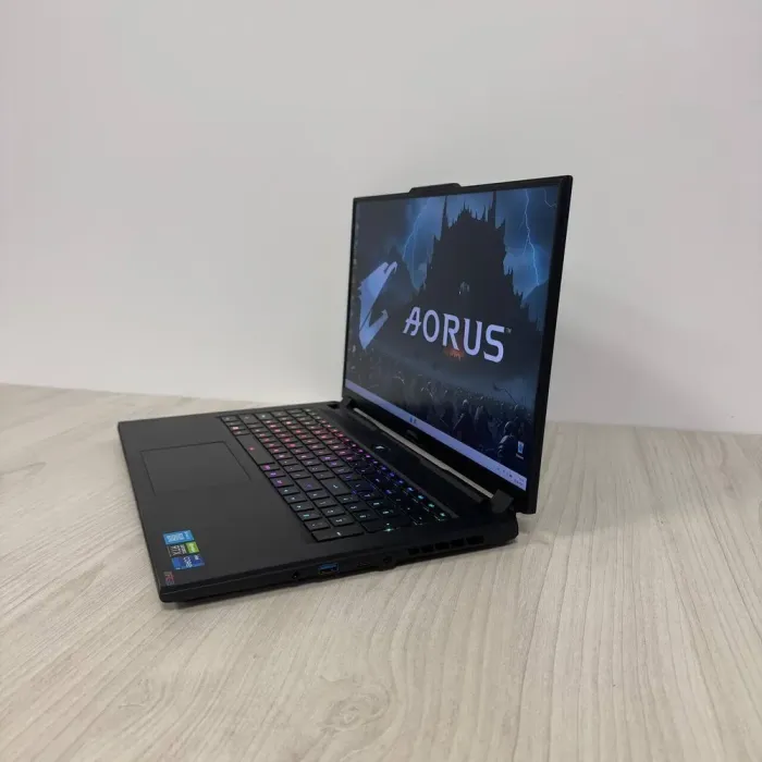 Ігровий ноутбук Б-класу Gigabyte Aorus 17 YE5 / 17.3" (1920x1080) IPS / Intel Core i7-12700H (14 (20) ядер по 3,5 - 4,7 ГГц) / 32 ГБ DDR5 / 1000 ГБ SSD NVMe / nVidia GeForce RTX 3080 Ti, 16 ГБ GDDR6, 256-bit / WebCam б/в - зображення 5