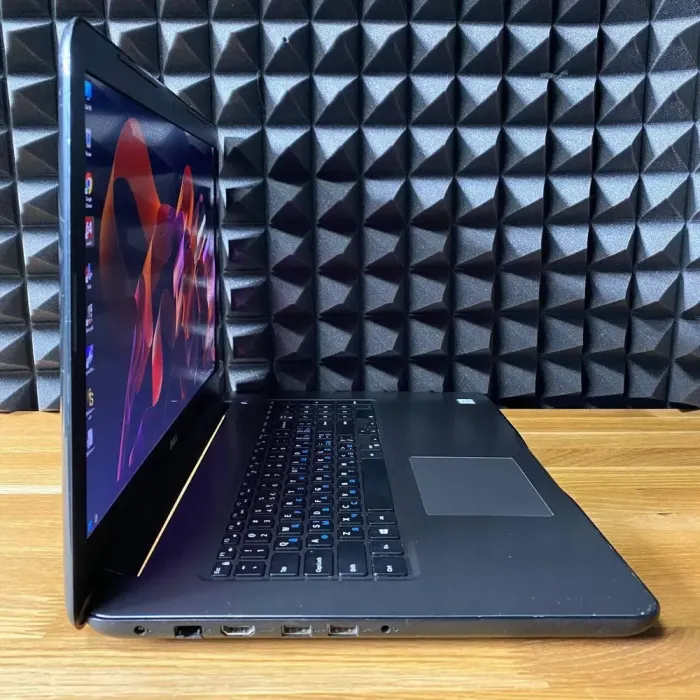 Ноутбук Dell Inspiron 17 5767 (P32E) / 17.3" (1920x1080) TN / Intel Core i5-7200U (2 (4) ядра по 2.5 - 3.1 GHz) / 16 GB DDR4 / 360 GB SSD / Intel HD Graphics 620 / WebCam / DVD-ROM б/в - зображення 5