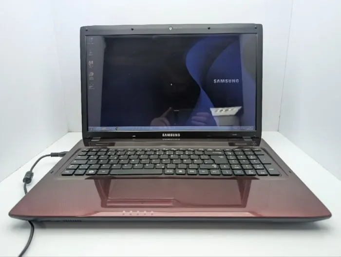 Ноутбук Samsung R780 / 17.3" (1600x900) TN / Intel Core i3-350M (2 (4) ядра по 2.2 GHz) / 6 GB DDR3 / 500 GB HDD / nVidia GeForce GT 330M, 1 GB GDDR3, 128-bit / WebCam / DVD-ROM б/в - зображення 2