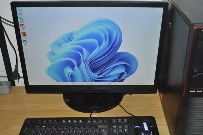 Комплект ПК: Fujitsu Celsius W530 Tower / Intel Core i5-4590 (4 ядра по 3.3 - 3.7 GHz) / 16 GB DDR3 / 120 GB SSD + 500 GB HDD / nVidia GeForce GTX 550 Ti, 4 GB GDDR5, 128-bit + Монітор Б-клас AOC / 22" (1680x1050) TN + Нові клавіатура, мишка, кабелі б/в - зображення 4