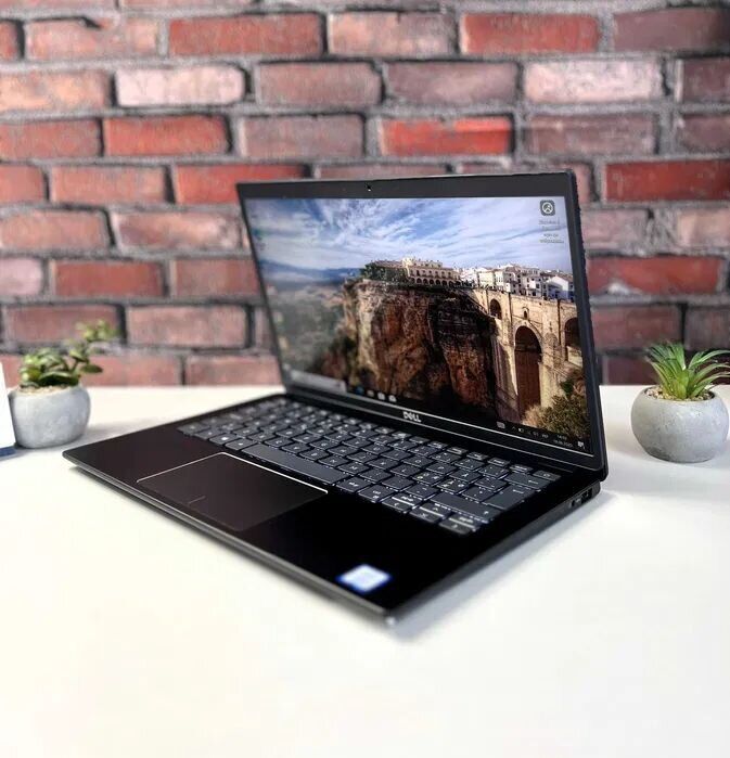 Ультрабук Dell Latitude 3301 / 13.3" (1920x1080) IPS / Intel Core i3-8145U (2 (4) ядра по 2.1 - 3.9 GHz) / 4 GB DDR3 / 256 GB SSD / Intel UHD Graphics 620 / WebCam б/в - зображення 2