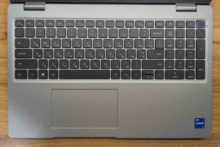 Ультрабук Dell Latitude 5520 / 15.6" (1920x1080) IPS Touch / Intel Core i7-1165G7 (4 (8) ядра по 2.8 - 4.7 GHz) / 24 GB DDR4 / 512 GB SSD / Intel Iris Xe Graphics / WebCam / TouchID / Windows 11 б/в - зображення 3