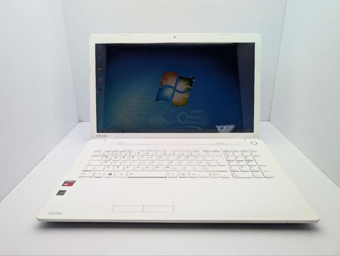 Ноутбук Toshiba Satellite C70D / 17.3" (1600x900) TN / AMD A6-6310 (4 ядра по 2.4 GHz) / 8 GB DDR3 / 500 GB HDD / AMD Radeon R4 Graphics / WebCam / DVD-ROM б/в - зображення 2