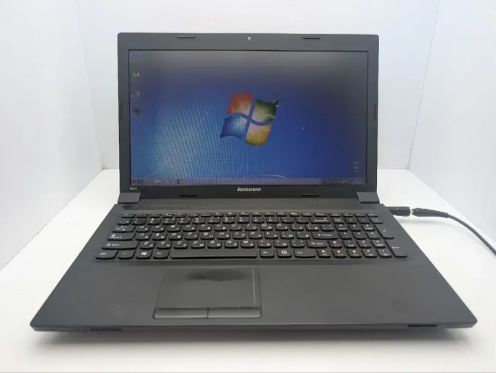 Ноутбук Lenovo B590 / 15.6" (1366x768) TN / Intel Pentium 2020M (2 ядра по 2.4 GHz) / 6 GB DDR3 / 500 GB HDD / Intel HD Graphics / WebCam / DVD-ROM / АКБ не тримає заряд б/в - зображення 2