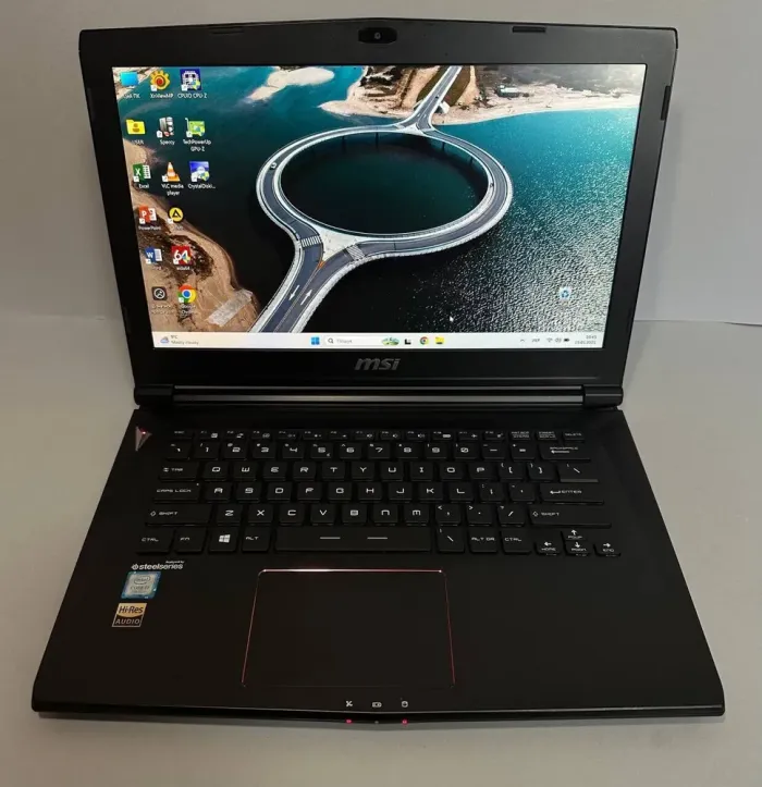 Ігровий ультрабук Б-клас MSI GS43VR 6RE Phantom Pro / 14.1" (1920x1080) TN / Intel Core i7-7700HQ (4 (8) ядра по 2.8 - 3.8 GHz) / 32 GB DDR4 / 256 GB SSD / nVidia GeForce GTX 1060, 6 GB GDDR5, 192-bit / WebCam / Win 11 б/в - зображення 2