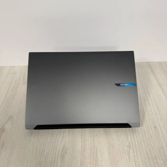 Ігровий ноутбук Gigabyte Aero X16 1WH / 16" (2560x1600) IPS / AMD Ryzen AI 7 350 (8 (16) ядер по 2,0 - 5,0 ГГц) / 32 ГБ DDR5 / 1000 ГБ SSD NVMe / nVidia GeForce RTX 5070, 8 ГБ GDDR7, 128-біт / Веб-камера б/в - зображення 3