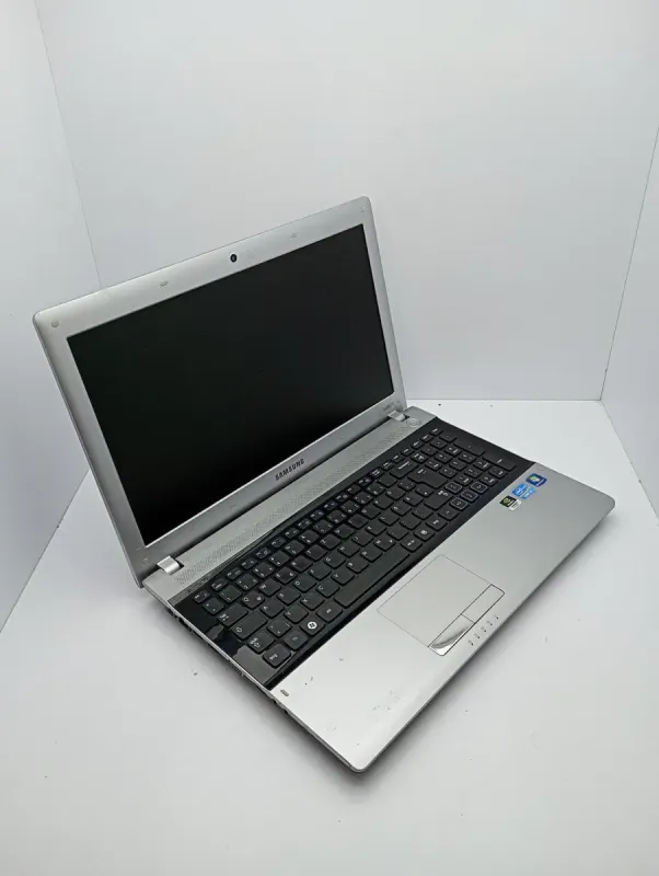Ноутбук Samsung R520 / 15.6" (1366x768) TN / Intel Core i5-2410M (2 (4) ядра по 2.3 - 2.9 GHz) / 6 GB DDR3 / 500 GB HDD / nVidia GeForce GT 520M, 1 GB GDDR3, 64-bit / WebCam б/в - зображення 3