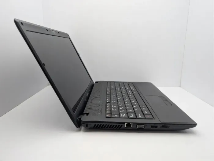 Ноутбук Lenovo G560 / 15.6" (1366x768) TN / Intel Core i3-350M (2 (4) ядра по 2.2 GHz) / 6 GB DDR3 / 500 GB HDD / Intel HD Graphics / WebCam / DVD-ROM / АКБ не держит б/в - зображення 4
