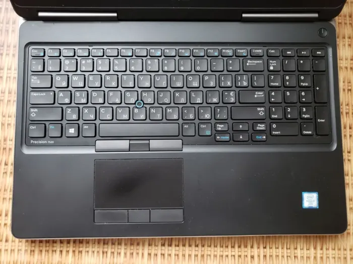 Мобільна робоча станція Dell Precision 7520 / 15.6" (1920x1080) TN / Intel Core i7-6820HQ (4 (8) ядра по 2.7 - 3.6 GHz) / 32 GB DDR4 / 256 GB SSD M.2 + 750 GB HDD / nVidia Quadro M1200, 4 GB GDDR5, 128-bit / WebCam б/в - зображення 3