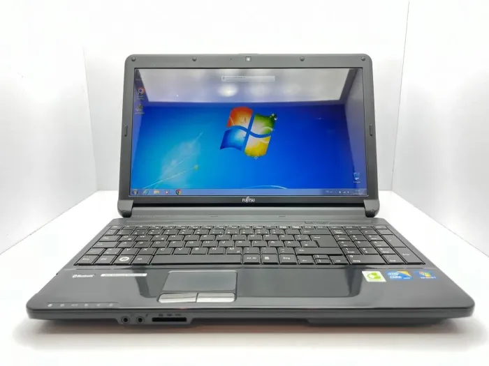 Ноутбук Fujitsu Lifebook AH530 / 15" (1366x768) TN / Intel Core i3-370M (2 (4) ядра по 2.4 GHz) / 4 GB DDR3 / 320 GB HDD / Intel HD Graphics / WebCam б/в - зображення 2