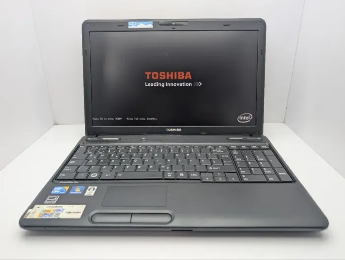 Ноутбук Toshiba Satellite C660 / 15.6" (1366x768) TN / Intel Core i3-370M (2 (4) ядра по 2.4 GHz) / 6 GB DDR3 / 1000 GB HDD / Intel HD Graphics / WebCam / DVD-ROM б/в - зображення 3