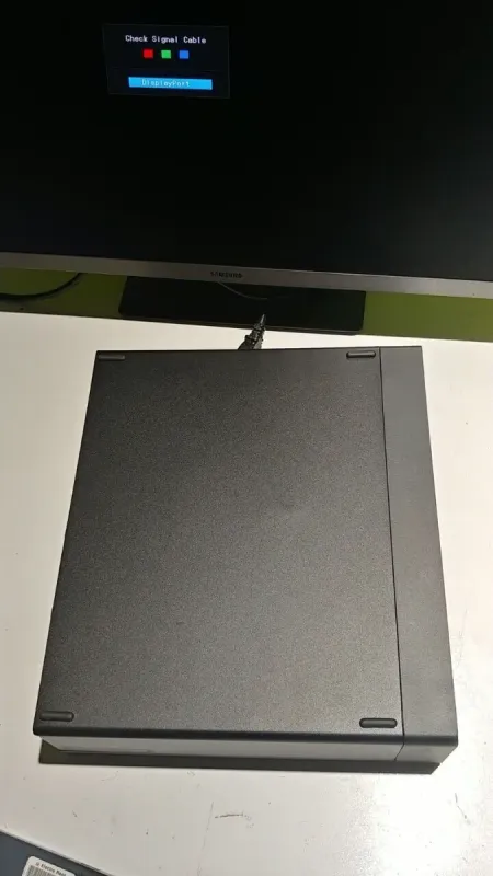 Комп'ютер класу B Lenovo ThinkStation P340 SFF / Intel Xeon W-1250 (6 (12) ядер по 3,3 - 4,7 ГГц) / 16 ГБ DDR4 / 256 ГБ SSD / Intel UHD Graphics P630 / COM-порт / DisplayPort б/в - зображення 4