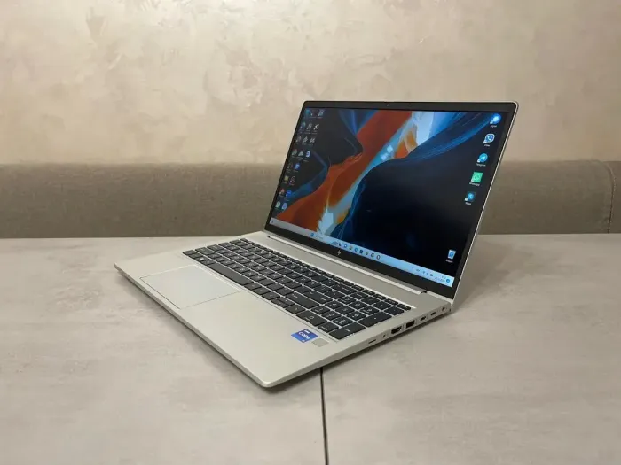 Ультрабук HP EliteBook 650 G10 / 15.6" (1920x1080) IPS / Intel Core i7-1365U (10 (12) ядер 1.8 - 5.2 GHz) / 16 GB DDR4 / 512 GB SSD M.2 / Intel Iris Xe Graphics / WebCam / Fingerprint / HDMI б/в - зображення 5