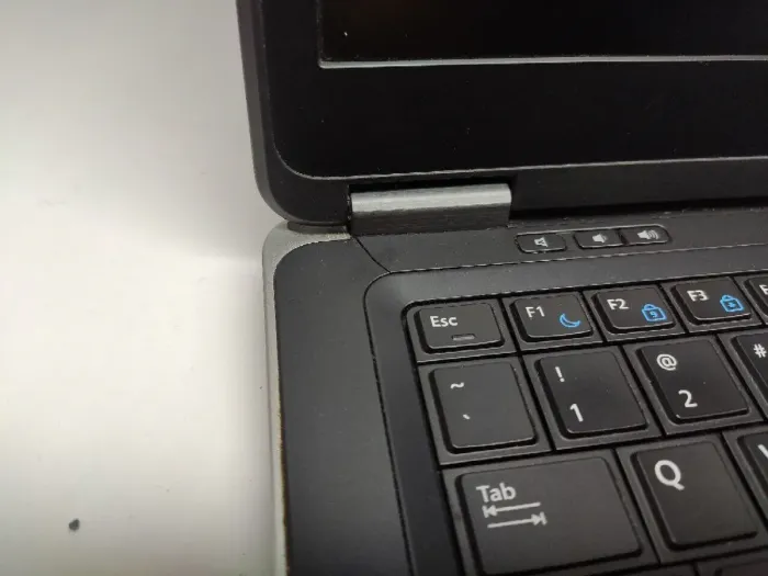 Ультрабук Dell Latitude E7440 / 14" (1920x1080) TN / Intel Core i5-4310U (2 (4) ядра по 2.0 - 3.0 GHz) / 4 GB DDR3 / 256 GB SSD / Intel HD Graphics 4400 / WebCam / Win 8 б/в - зображення 4