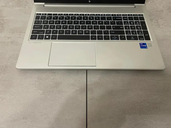 Ультрабук HP EliteBook 650 G10 / 15.6" (1920x1080) IPS / Intel Core i7-1365U (10 (12) ядер 1.8 - 5.2 GHz) / 16 GB DDR4 / 512 GB SSD M.2 / Intel Iris Xe Graphics / WebCam / Fingerprint / HDMI б/в - зображення 4