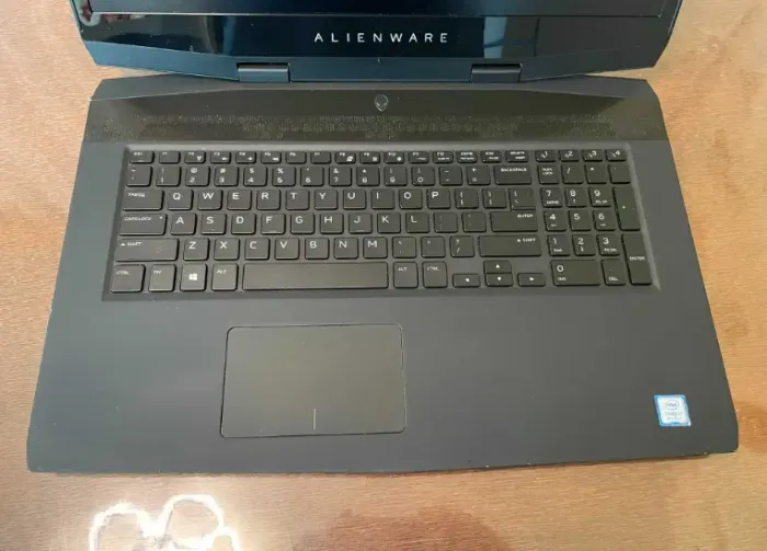 Ігровий ноутбук Dell Alienware M17 / 17.3" (1920x1080) IPS / Intel Core i7-8750H (6 (12) ядер по 2.2 - 4.1 GHz) / 16 GB DDR4 / 512 GB SSD / nVidia GeForce RTX 2070, 8 GB GDDR6, 256-bit / WebCam б/в - зображення 5