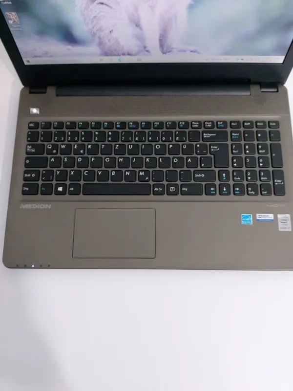 Ноутбук Medion Akoya E6416 / 15.6" (1366x768) TN / Intel Core i3-5010U (2 (4) ядра по 2.1 GHz) / 16 GB DDR3 / 256 GB SSD / Intel HD Graphics 5500 / WebCam / DVD-ROM б/в - зображення 3