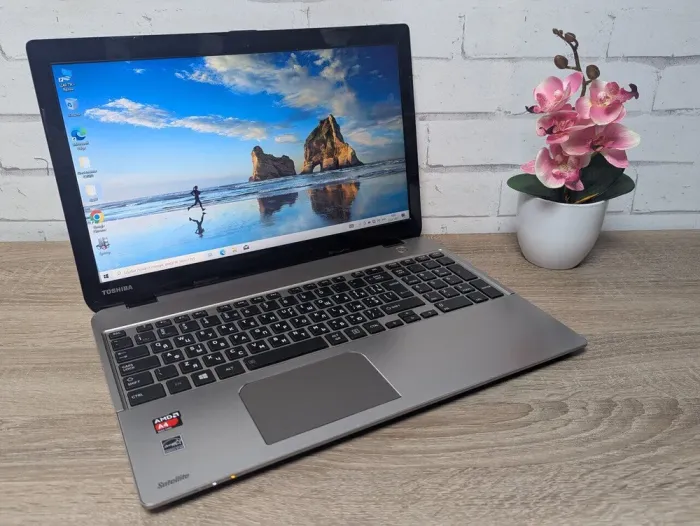 Ноутбук Toshiba Satellite C50D / 15.6" (1366x768) TN / AMD A4-5000 (4 ядра по 1.5 GHz) / 8 GB DDR3 / 128 GB SSD / AMD Radeon HD 8330 Graphics / WebCam б/в - зображення 3