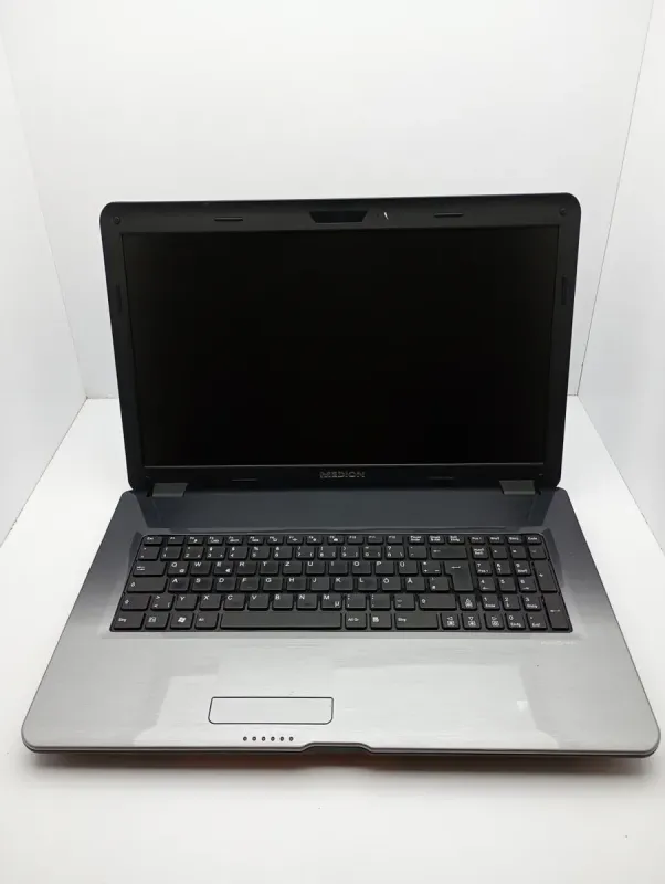 Ноутбук Б-клас Medion Akoya P7624 / 17.3" (1600х900) TN / Intel Core i3-2350M (2 (4) ядра по 2.3 GHz) / 6 GB DDR3 / 500 GB HDD / nVidia GeForce GT 630M, 1 GB DDR3, 128-bit / WebCam / АКБ не тримає б/в - зображення 2