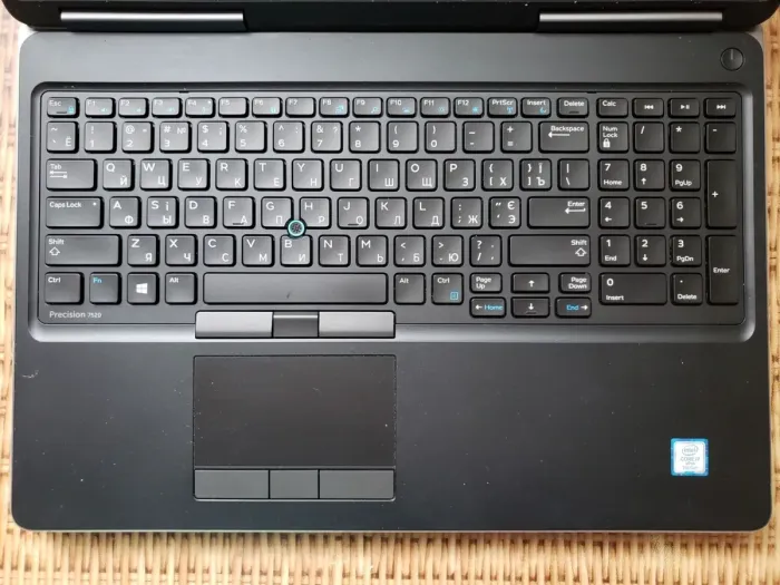 Мобільна робоча станція Dell Precision 7520 / 15.6" (1920x1080) IPS / Intel Core i7-7820HQ (4 (8) ядра по 2.9 - 3.9 GHz) / 32 GB DDR4 / 512 GB SSD + 500 GB HDD / AMD Radeon Pro WX 4130, 2 GB GDDR5, 128-bit / WebCam б/в - зображення 3