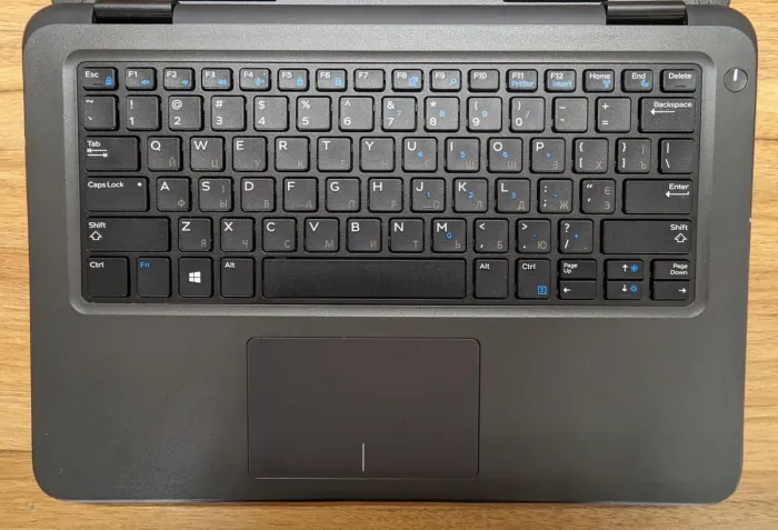 Ноутбук Dell Latitude 3310 / 14" (1366x768) TN / Intel Core i3-8145U (2 (4) ядра по 2.1 - 3.9 GHz) / 8 GB DDR4 / 256 GB SSD / Intel UHD Graphics / WebCam / Windows 10 б/в - зображення 3