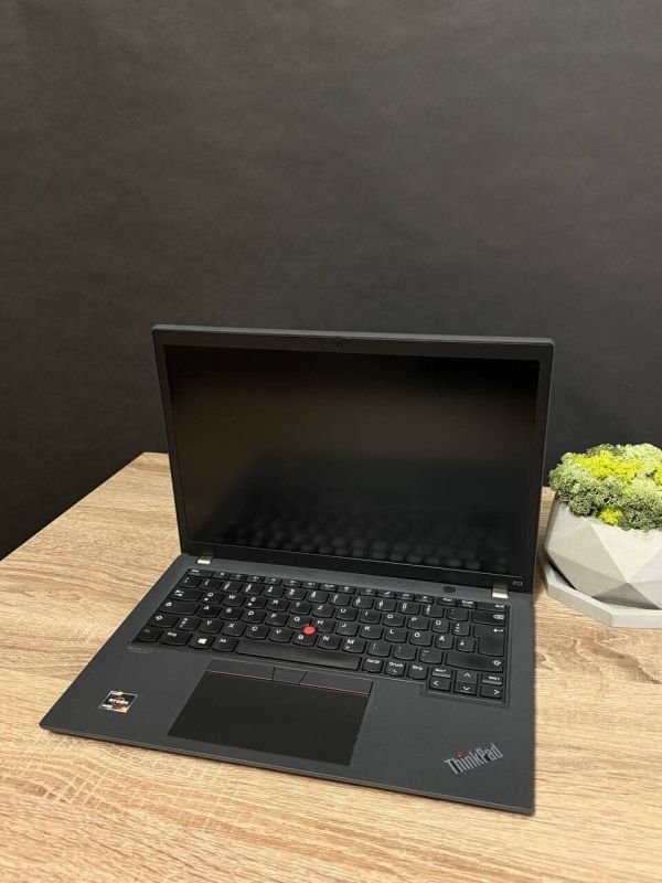 Ультрабук Lenovo ThinkPad X13 Gen 1 / 13.3" (1920x1080) IPS / AMD Ryzen 5 Pro 4650U (6 (12) ядер по 2.1 - 4.0 GHz) / 16 GB DDR4 / 256 GB SSD / AMD Radeon Vega Graphics / WebCam / Windows Lic б/в - зображення 2
