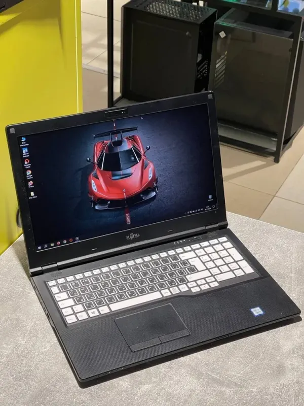 Ультрабук Fujitsu Lifebook E559 / 15.6" (1920x1080) IPS / Intel Core i7-8550U (4 (8) ядра по 1.8 - 4.0 GHz) / 16 GB DDR4 / 240 GB SSD / Intel UHD Graphics 620 / WebCam / 3G б/в - зображення 2