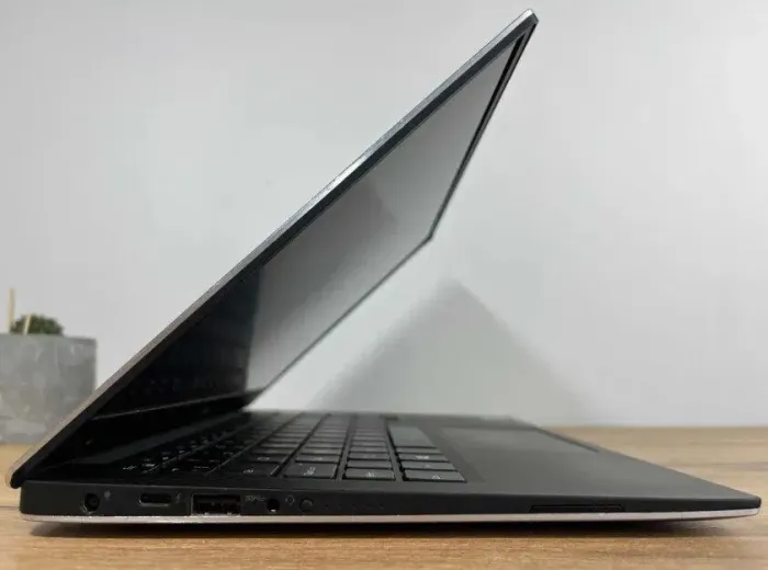 Ультрабук Dell XPS 13 9360 / 13.3" IPS / Intel Core i7-7500U (2(4) ядра по 2.7-3.5 GHz) / 8GB DDR4 / 256GB SSD / HD Graphics 620 / WebCam / Win 10 б/в - зображення 3