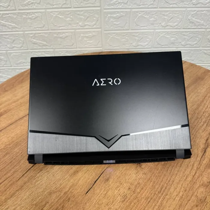 Ігровий ультрабук Б-клас Gigabyte Aero 15 WB / 15.6" (1920x1080) IPS / Intel Core i7-10750H (6 (12) ядер по 2.6 - 5.0 GHz) / 16 GB DDR4 / 1000 GB SSD / nVidia GeForce RTX 2070 Max-Q, 8 GB GDDR6, 256-bit / WebCam б/в - зображення 3