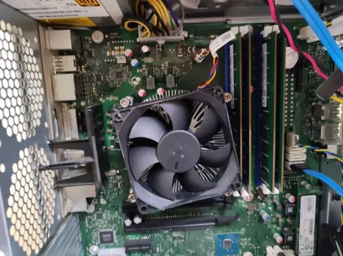 Комп'ютер Fujitsu Esprimo P757/E90+ Tower / Intel Core i5-6500 (4 ядра по 3.2 - 3.6 GHz) / 8 GB DDR4 / no HDD / Intel HD Graphics 530 / 280W / DisplayPort / DVI б/в - зображення 6