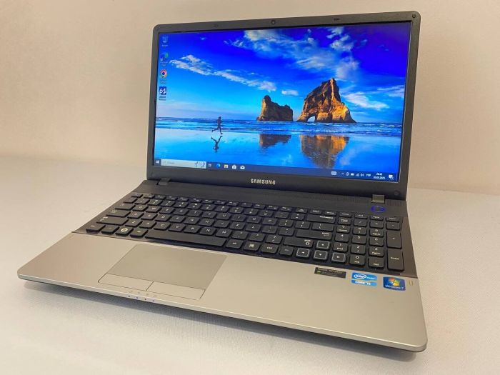 Ноутбук Б-клас Samsung NP300E5A / 15.6" (1366x768) TN / Intel Core i5-2430M (2 (4) ядра по 2.4 - 3.0 GHz) / 8 GB DDR3 / 240 GB SSD / nVidia GeForce GT 520MX, 1 GB GDDR3, 64-bit / WebCam / DVD-ROM б/в - зображення 2