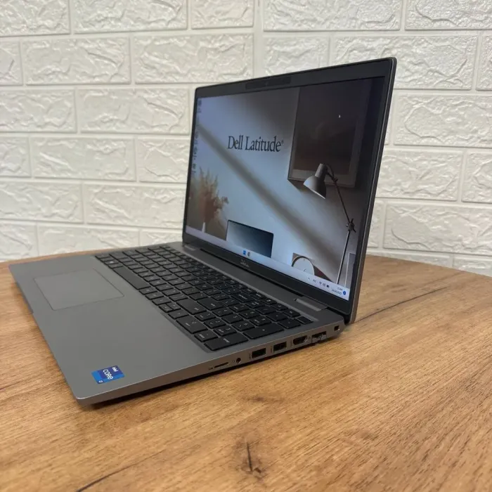 Ультрабук Б-клас Dell Latitude 5520 / 15.6" (1920x1080) IPS Touch / Intel Core i7-1165G7 (4 (8) ядра по 2.8 - 4.7 GHz) / 16 GB DDR4 / 512 GB SSD / Intel Iris Xe Graphics / WebCam б/в - зображення 5