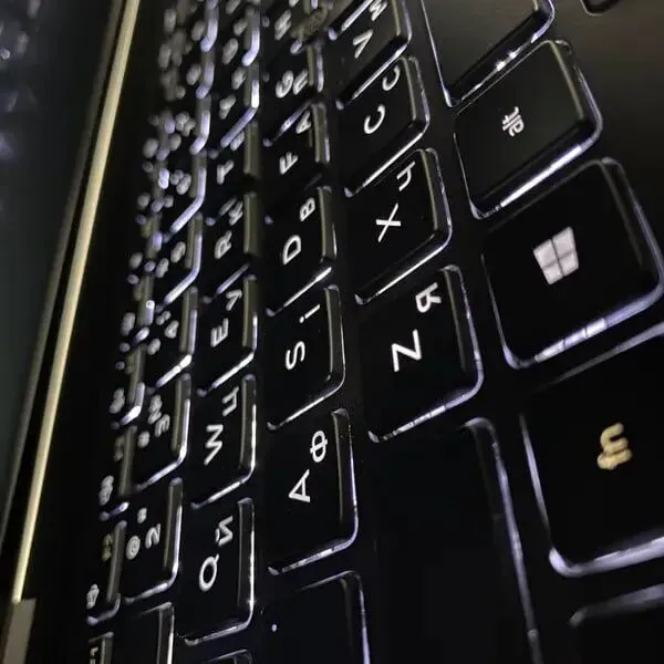 Ноутбук Dell Latitude 5500 / 15.6" (1366x768) TN / Intel Core i5-8265U (4 (8) ядра по 1.6 - 3.9 GHz) / 16 GB DDR4 / 256 GB SSD / Intel UHD Graphics / HDMI / WebCam б/в - зображення 6