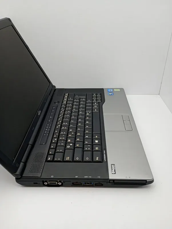 Ноутбук Fujitsu LifeBook E752 / 15.6" (1600x900) TN / Intel Core i5-3320M (2 (4) ядра по 2.6 - 3.3 GHz) / 6 GB DDR3 / 750 GB HDD / Intel HD Graphics 4000 / WebCam б/в - зображення 3