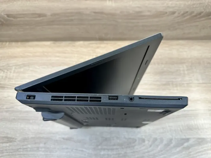 Ультрабук Lenovo ThinkPad L460 / 14" (1366x768) TN / Intel Core i3-6100U (2 (4) ядра по 2.3 GHz) / 8 GB DDR3 / 240 GB SSD / Intel HD Graphics 520 / WebCam / Windows 10 Pro б/в - зображення 4