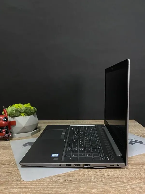 Мобільна робоча станція HP ZBook 15u G5 / 15.6" (1920x1080) TN / Intel Core i7-8550U (4 (8) ядра по 1.8 - 4.0 GHz) / 16 GB DDR4 / 256 GB SSD / AMD Radeon Pro WX 3100, 2 GB DDR5, 128-bit / WebCam / Win 10 б/в - зображення 5