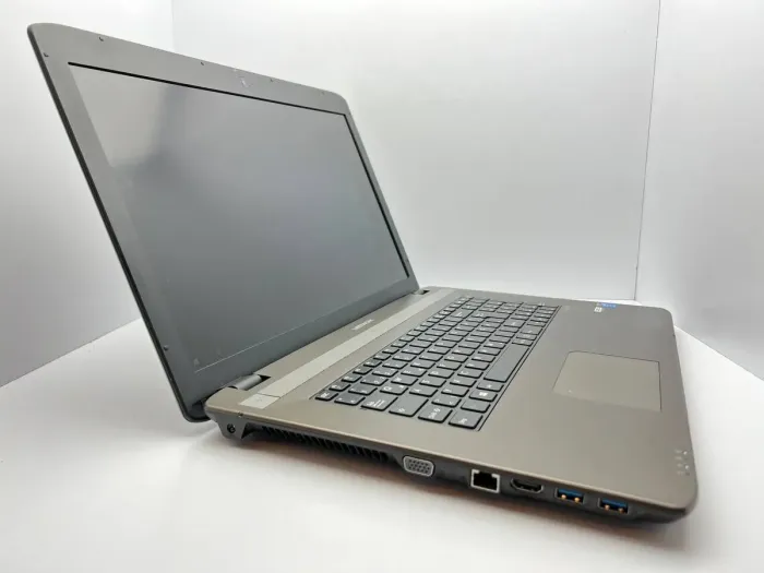 Ноутбук Medion Akoya E7227 / 17.3" (1600x900) TN / Intel Core i3-4100M (2 (4) ядра по 2.5 GHz) / 8 GB DDR3 / 500 GB HDD / Intel HD Graphics 4600 / WebCam / HDMI б/в - зображення 3