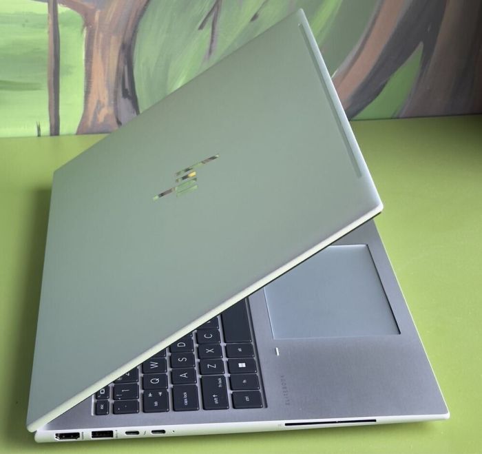 Ультрабук HP EliteBook 860 G10 / 16" (1920x1200) IPS / Intel Core i5-1345U (10 (12) ядер по 3.5 - 4.7 GHz) / 16 GB DDR5 / 512 GB SSD / Intel Iris Xe Graphics / WebCam / Fingerprint б/в - зображення 5