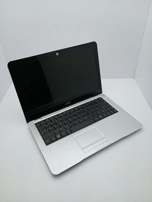 Ноутбук MSI X300 / 13.3" (1366x768) TN / Intel Core 2 Solo ULV SU3500 (1 ядро по 1.4 GHz) / 2 GB DDR3 / 250 GB HDD / Intel GMA 4500MHD / WebCam б/в - зображення 5