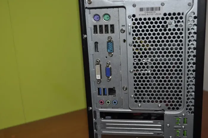 Робоча станція Fujitsu Celsius W530 Workstation Tower / Intel Core i5-4590 (4 ядра по 3.3 - 3.7 GHz) / 16 GB DDR3 / 120 GB SSD + 500 GB HDD / Intel HD Graphics 4600 / DVD-ROM б/в - зображення 6