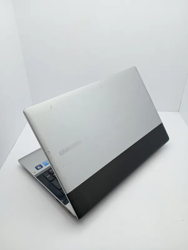 Ноутбук Samsung RV520 / 15.6" (1366x768) TN / Intel Core i5-2410M (2 (4) ядра по 2.3 - 2.9 GHz) / 8 GB DDR3 / 500 GB HDD / nVidia GeForce GT 540M, 1 GB GDDR3, 64-bit / WebCam б/в - зображення 6